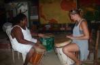 Tentando aprender o envolvente ritmo garifuna em Livingston, no litoral da Guatemala